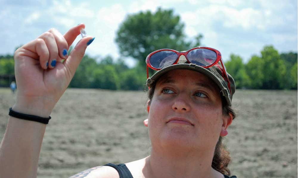 Hơn 100 năm kể từ khi phát hiện ra, Crater of Diamonds đã mang lại hàng nghìn viên kim cương đủ mọi kích cỡ do du khách. Ảnh: News Ledge.