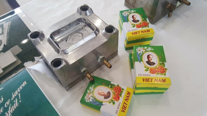 Năm 1995, công ty lấy lại tên cũ, là công ty Phương Đông thuộc Bộ Công nghiệp. Thương hiệu xà bông Cô Ba được khôi phục nhưng khá mờ nhạt do sự cạnh tranh từ các sản phẩm khác và vài chục năm đứt quãng đủ để một thương hiệu mai một trong tiềm thức người tiêu dùng. Ảnh: NDH.