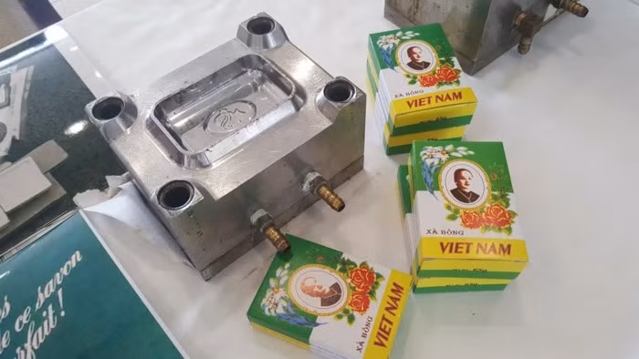 Năm 1995, công ty lấy lại tên cũ, là công ty Phương Đông thuộc Bộ Công nghiệp. Thương hiệu xà bông Cô Ba được khôi phục nhưng khá mờ nhạt do sự cạnh tranh từ các sản phẩm khác và vài chục năm đứt quãng đủ để một thương hiệu mai một trong tiềm thức người tiêu dùng. Ảnh: NDH.