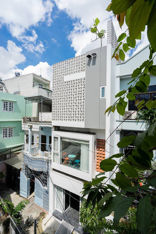 Tọa lạc tại quận Phú Nhuận (TP HCM), ngôi nhà ống 4 tầng nổi bật so với các công trình xung quanh bởi thiết kế riêng biệt, độc đáo.