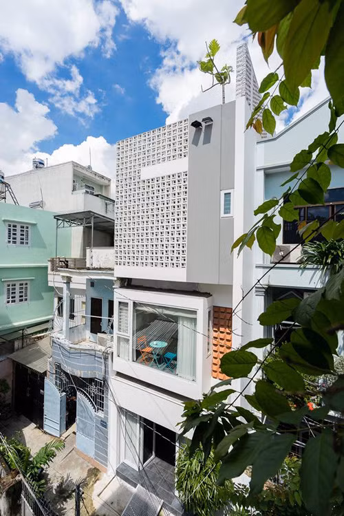 Tọa lạc tại quận Phú Nhuận (TP HCM), ngôi nhà ống 4 tầng nổi bật so với các công trình xung quanh bởi thiết kế riêng biệt, độc đáo.