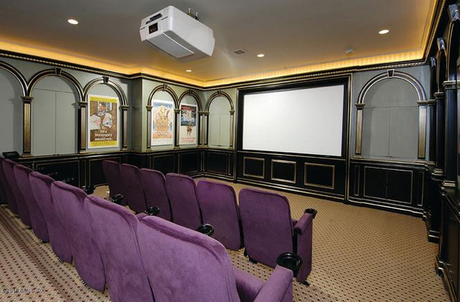 Rạp chiếu phim hiện đại ngay trong biệt thự sang trọng.