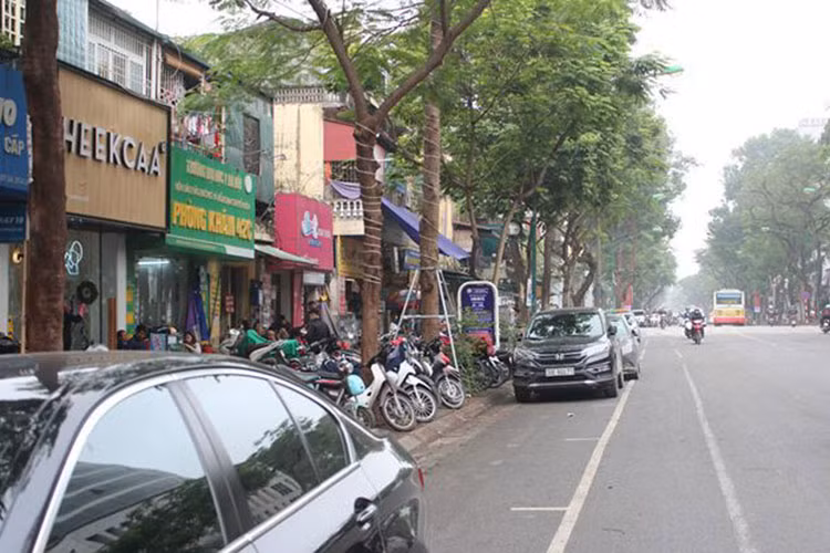 Trong khi đối diện bên đường, bãi đỗ xe tính giờ (iParking) lại vắng vẻ lạ thường.