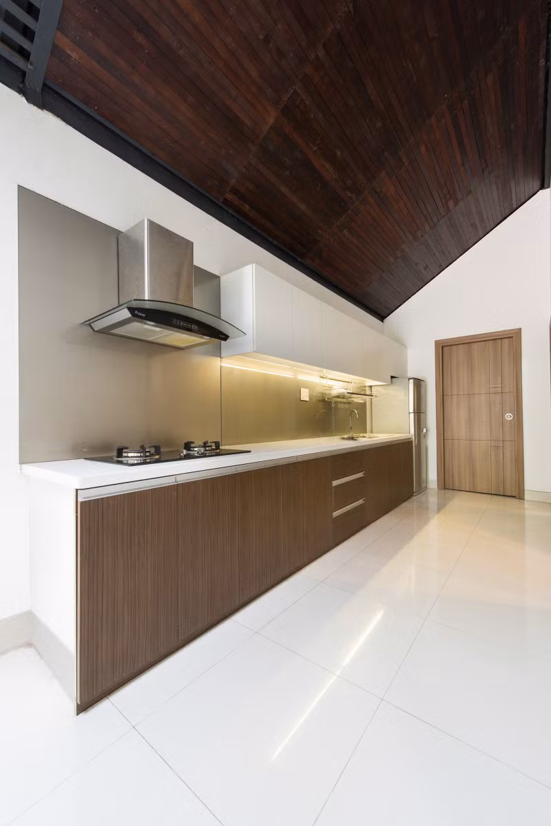 Nhà bếp rộng rãi và thoáng đãng với gam màu trắng chủ đạo.