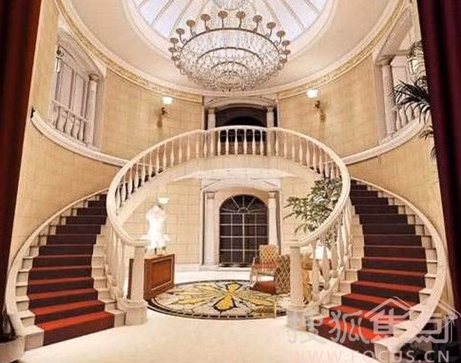 Riêng ở Bắc Kinh, Triệu Vy sở hữu hàng loạt bất động sản, gồm nhiều biệt thự siêu sang. Trong đó, nổi bật nhất là biệt thự cổ 3 tầng rộng 1.500m2 tại Thuận Nghĩa.