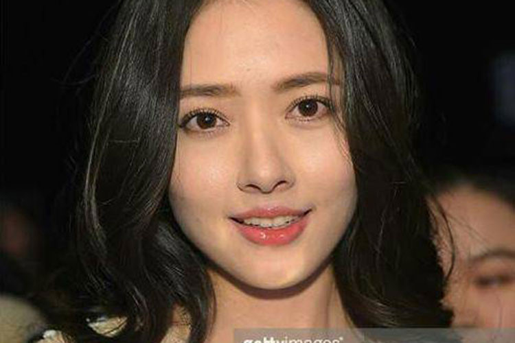 "Ông xã quốc dân" Quách Bích Đình khiến nhiều người ngưỡng mộ nhờ làn da căng bóng và gương mặt tựa nữ thần.