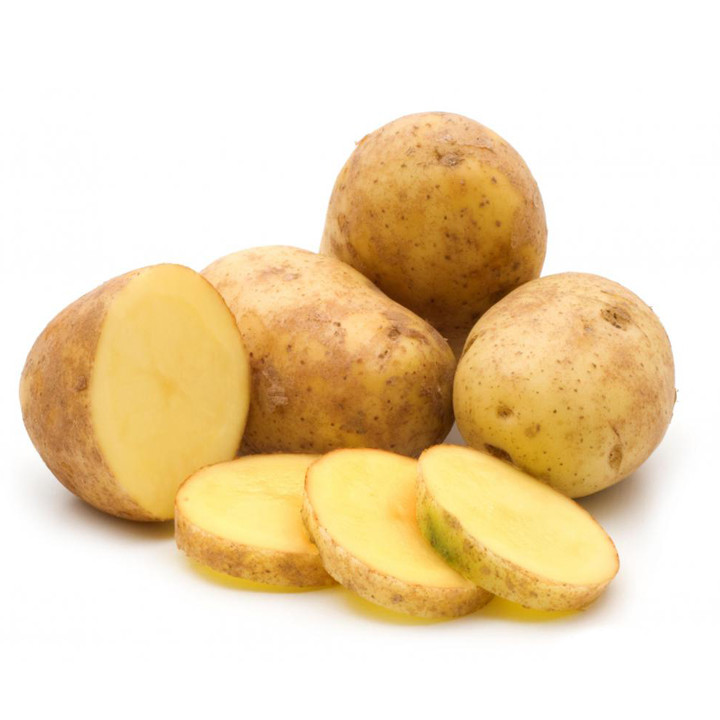 Với khoai tây da vàng, củ khoai Trung Quốc có ruột màu trắng hơi ngả vàng, còn ruột khoai Đà Lạt có màu vàng ươm. Ảnh: Internet.