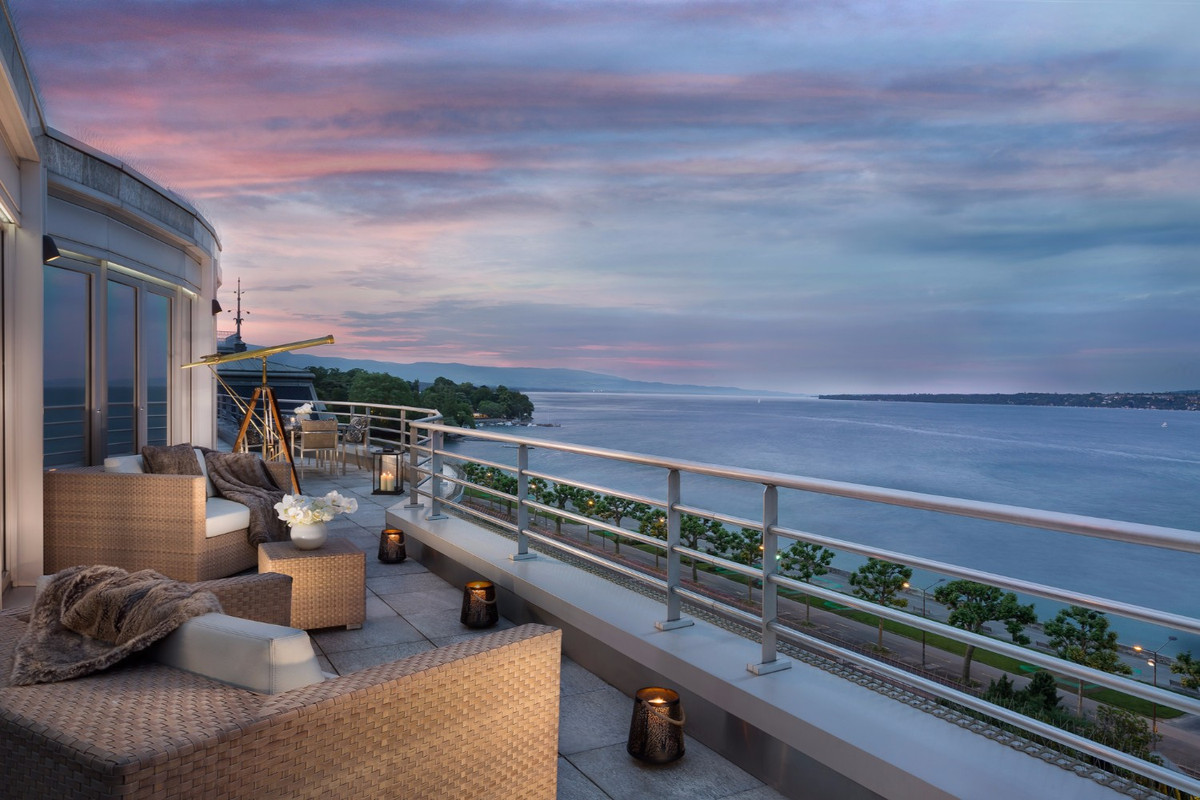 Ban công tuyệt đẹp nhìn ra hồ nước ngọt đẹp nhất thế giới.