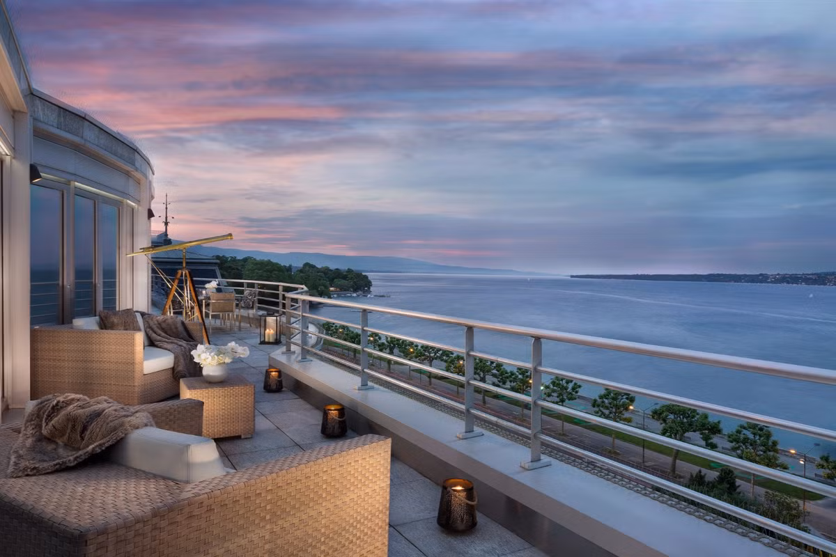 Ban công tuyệt đẹp nhìn ra hồ nước ngọt đẹp nhất thế giới.