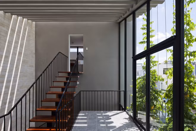 Mọi không gian trong ngôi nhà mái dốc đều có sự hiện diện của nắng và cây xanh. Nguồn ảnh: Hiroyuki Oki.