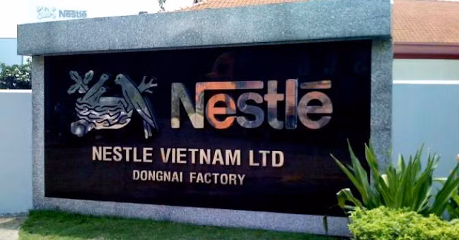 Sau 3 năm liên tiếp đứng vị trí thứ 3, năm nay Nestle Vietnam đã leo lên vị trí thứ 2. Nestle là tập đoàn thực phẩm và thức uống lớn nhất thế giới với hơn 200 nhãn hiệu khác nhau. Ảnh: Bizlive.