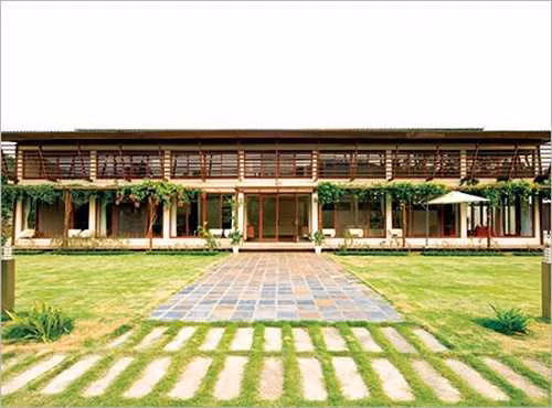 Giữa khu đất rộng 1,3 hecta là ngôi nhà dài 1 tầng rộng khoảng 300 m2. Ảnh: Vietnamnet.