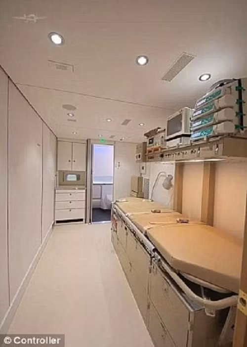 Đặc biệt, trên máy bay dát vàng này còn có một phòng y tế với nhiều thiết bị hiện đại.