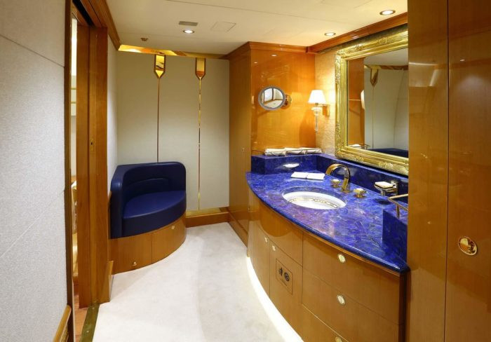 Chiếc phi cơ có tới 10 phòng tắm hiện đại.