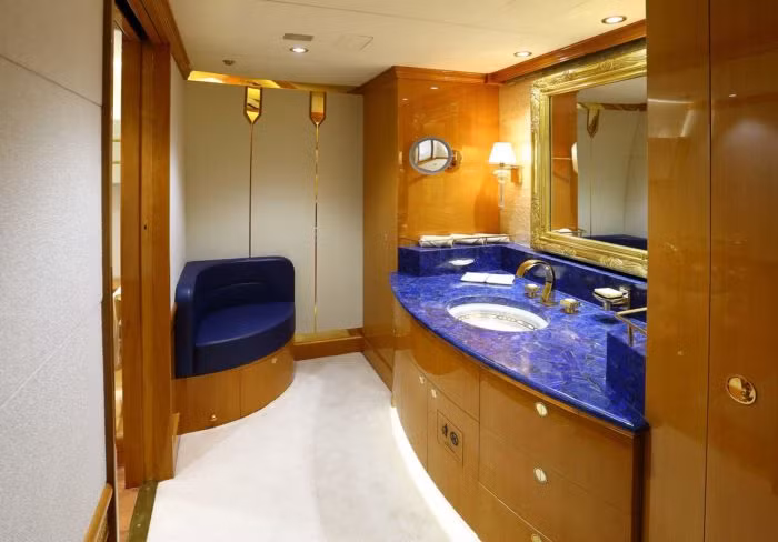 Chiếc phi cơ có tới 10 phòng tắm hiện đại.