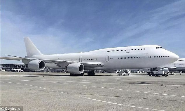 Vốn là máy bay thân rộng, sử dụng chủ yếu cho mục đích chở hành khách, nhưng sau khi thuộc sở hữu của Hoàng gia Qatar, Boeing 747-8 được biến đổi để trở thành lâu đài bay với nội thất dát vàng sang trọng.