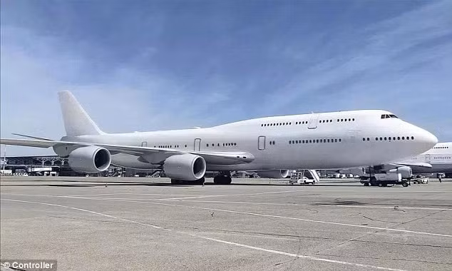 Vốn là máy bay thân rộng, sử dụng chủ yếu cho mục đích chở hành khách, nhưng sau khi thuộc sở hữu của Hoàng gia Qatar, Boeing 747-8 được biến đổi để trở thành lâu đài bay với nội thất dát vàng sang trọng.