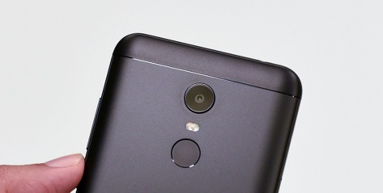 Camera trên Redmi Note 5 chỉ có một camera đơn 12 megapxiel khẩu độ f/2.0, camera trước chỉ còn 5 megapixel nhưng vẫn có đèn flash LED trợ sáng, jack tai nghe 3.5mm và cổng hồng ngoại. Các tính năng và kết nối khác thì tương tự Redmi Note 5 Pro.