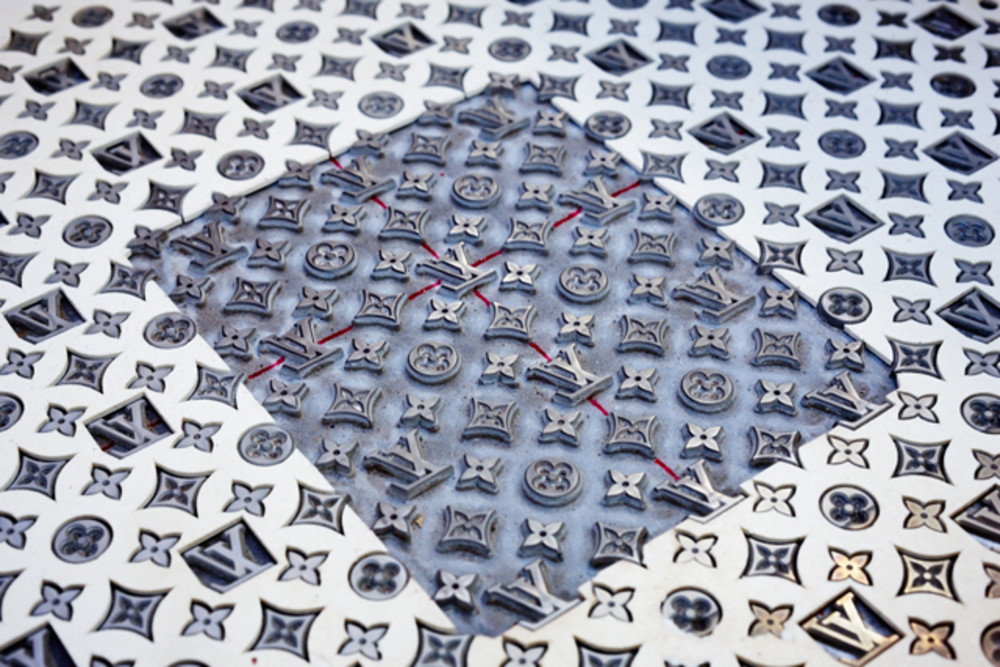 Công đoạn dập nổi chữ trên mặt da trăn.