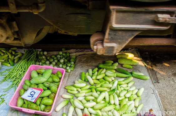 Cả người bán lẫn người mua đều quen với cảnh mua bán trên đường tàu và không muốn di dời.