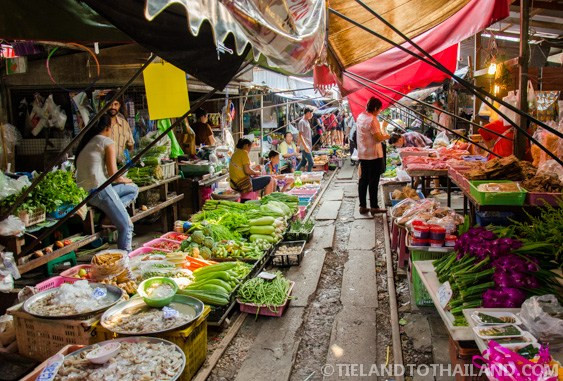 Maeklong là khu chợ ở tỉnh Samut Songkhram, cách thủ đô Bangkok, Thái Lan 60 km về phía tây.