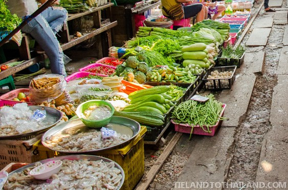 Người dân quá quen với cảnh mua bán ngay trên đường sắt.