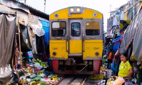 Khi nghe chuông báo, tất cả mặt hàng được dọn sạch để cho tàu đi qua.