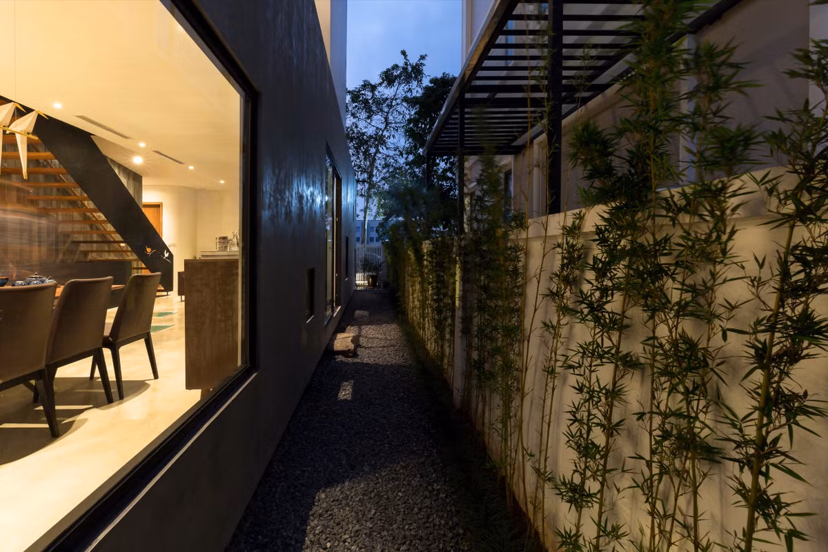 Một khoảng không gian ở trung tâm ngôi nhà phố 3 tầng được bóc ra, nhấc bỏ để chỗ cho khoảng sân trong.