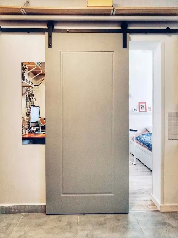 Khu vực bếp là một trong những không gian được “lột xác” hoàn toàn, trở nên sang trọng, khác biệt hẳn với căn bếp cũ bẩn trước đây. Gam màu xám trắng chủ đạo, từ gạch nền cho đến các thiết bị, dụng cụ làm bếp không chỉ khiến cho không gian như rộng hơn mà còn tạo cảm giác mọi thứ không dễ bị bẩn, giúp cho việc vệ sinh bếp trở nên dễ dàng hơn nhiều.