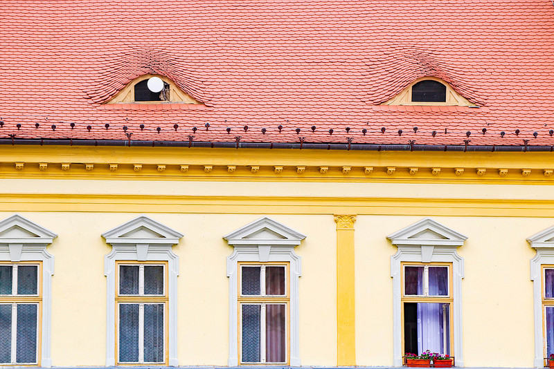 Người dân địa phương cho biết cửa sổ có tác dụng làm mát cho tầng gác mái.