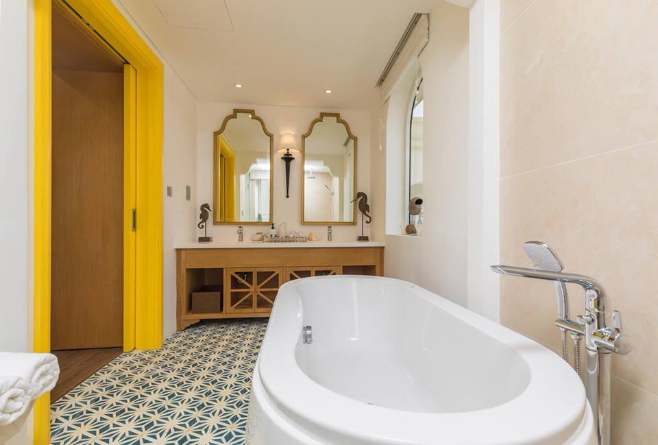 Phòng tắm sang trọng, hiện đại với bồn tắm lớn.