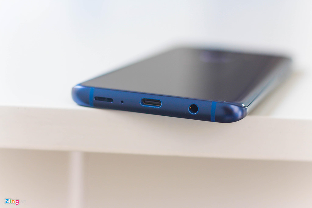 Cổng sạc USB Type-C, loa ngoài và jack cắm tay nghe 3,5 mm đều được Samsung sơn màu xanh cùng màu với máy, tạo cảm giác đồng bộ, đẹp mắt.