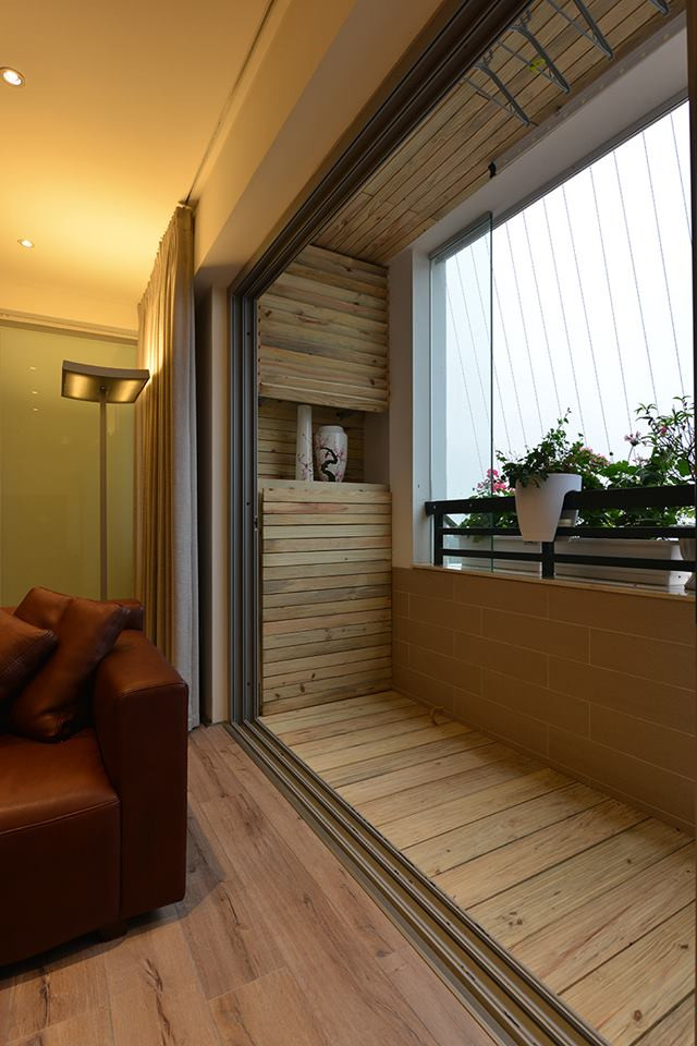 Ban công được thiết kế thành góc thư giãn, ngắm hoa.