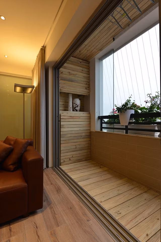 Ban công được thiết kế thành góc thư giãn, ngắm hoa.