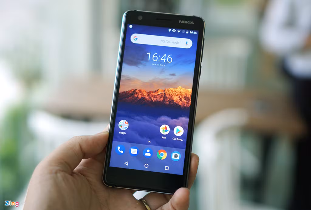 Cầm chiếc Nokia 3.1 trên tay, người dùng sẽ thấy được đường nét quen thuộc của model Nokia 3 năm ngoái. Điểm khác biệt dễ nhận thấy nhất là đường cắt kim cương chạy dọc khung máy và tỷ lệ màn hình 18:9, thay vì 16:9 như trước đây.