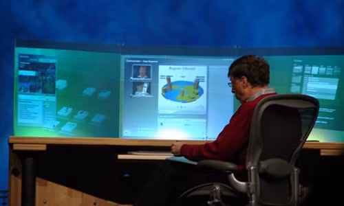 Việc kết hợp 3 màn hình hiển thị giúp Bill Gates có thể tăng hiệu suất làm việc lên gấp bội. Ảnh: David E. Reynolds.