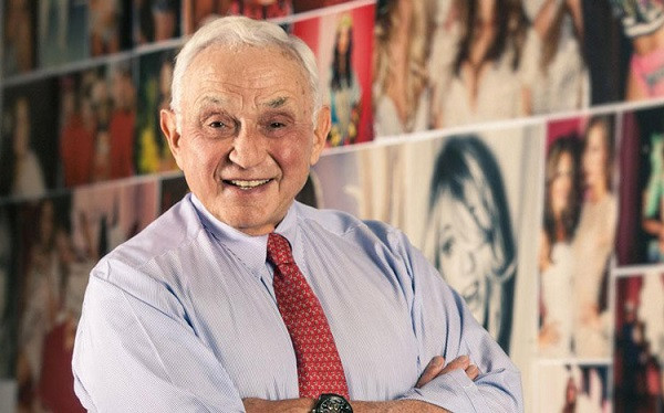 Tuy nhiên, ít ai biết về tỷ phú Les Wexner - người đã đưa thương hiệu này lên đỉnh hoàng kim. Hiện, vị tỷ phú này có tài sản ước tính khoảng 5,6 tỷ USD. Ảnh: Forbes.