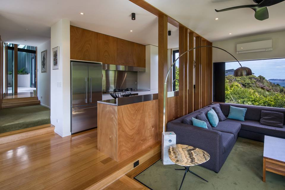 Phòng bếp liền đó được ngăn cách vằng hệ lam gỗ.