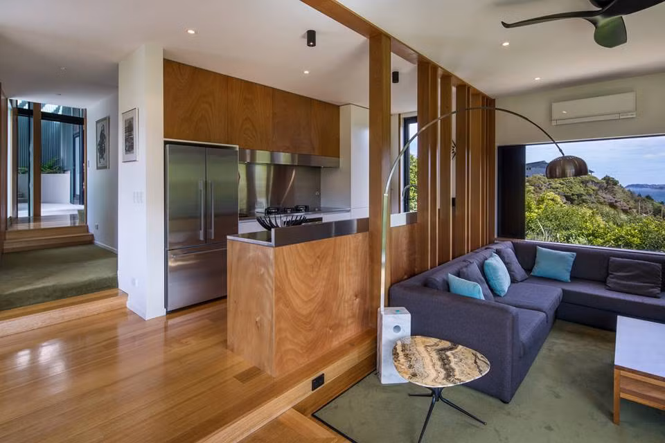 Phòng bếp liền đó được ngăn cách vằng hệ lam gỗ.