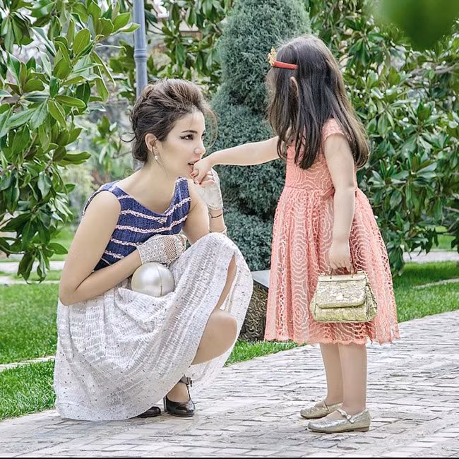 Tài khoản Instargram của Usmanova tràn ngập hình ảnh cô và con gái.