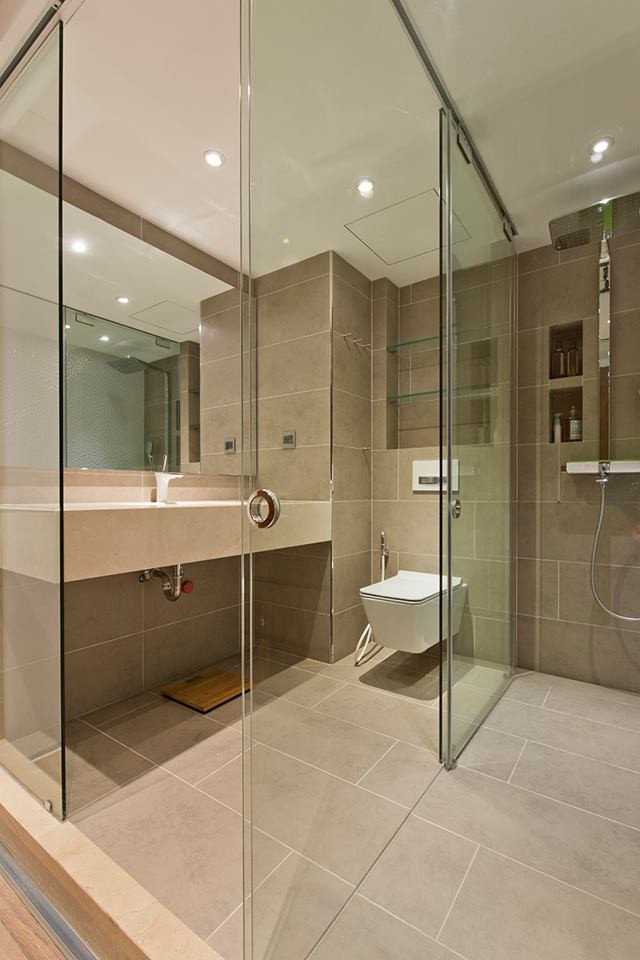 Mỗi phòng đều được thiết kế tường kính ngăn, gạch ốp lát tạo ra vẻ đẹp sang trọng. Nguồn ảnh: Lê Anh Đức/ Idee Architects.