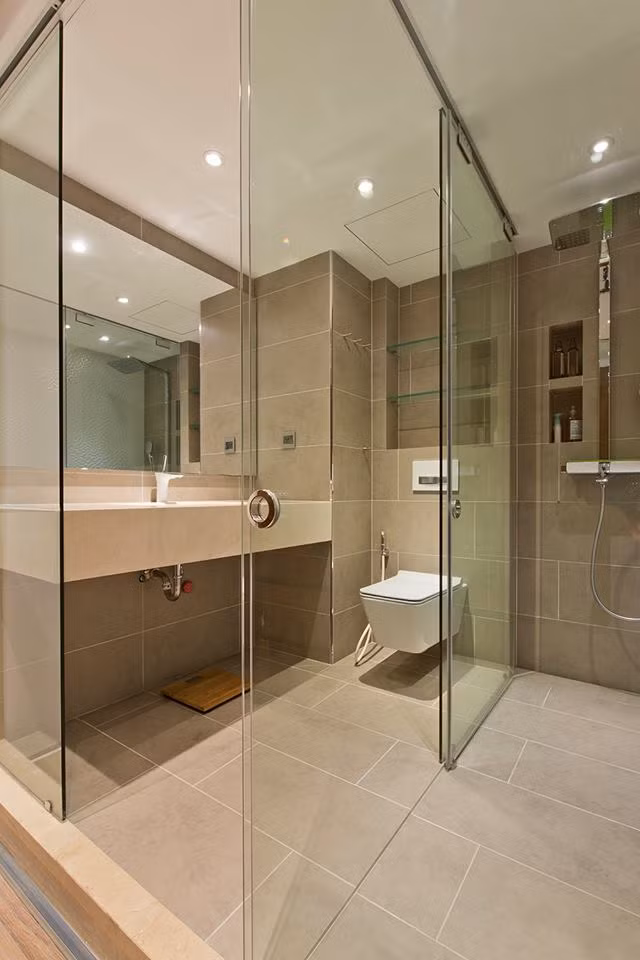 Mỗi phòng đều được thiết kế tường kính ngăn, gạch ốp lát tạo ra vẻ đẹp sang trọng. Nguồn ảnh: Lê Anh Đức/ Idee Architects.