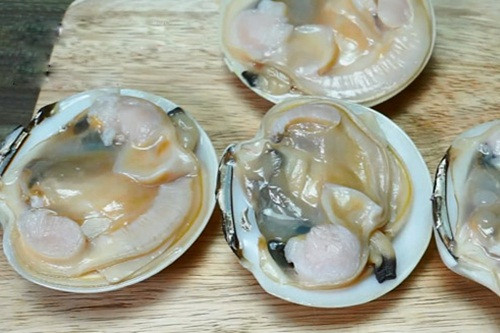 Khi ăn, thịt sò bơ Mỹ nhập khẩu không quá dai mà mềm ngọt, đậm đà. Ảnh: Hieuhaisan.