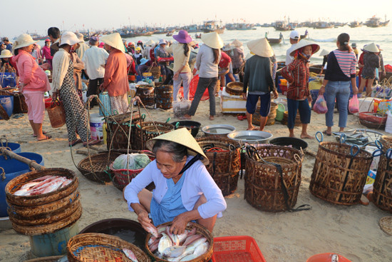 Khu chợ họp từ khoảng 5h sáng cho đến 8h sáng thì thưa dần. Ảnh: Baoquangnam.
