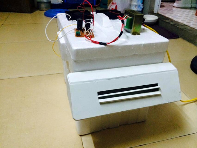 Khi bật công tắc, quạt quay ở tốc độ cao. Quạt hút nhiệt năng ngoài không khí thổi vào buồng đá, sau đó làm lạnh ở buồng ngưng tụ và đối lưu. Sau cùng, quạt thổi không khí lạnh theo đường dẫn ra ngoài. Ảnh: Zing.