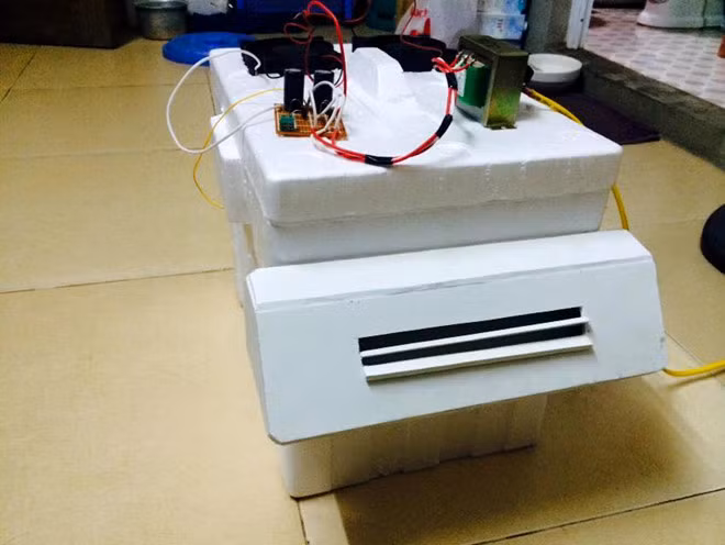 Khi bật công tắc, quạt quay ở tốc độ cao. Quạt hút nhiệt năng ngoài không khí thổi vào buồng đá, sau đó làm lạnh ở buồng ngưng tụ và đối lưu. Sau cùng, quạt thổi không khí lạnh theo đường dẫn ra ngoài. Ảnh: Zing.