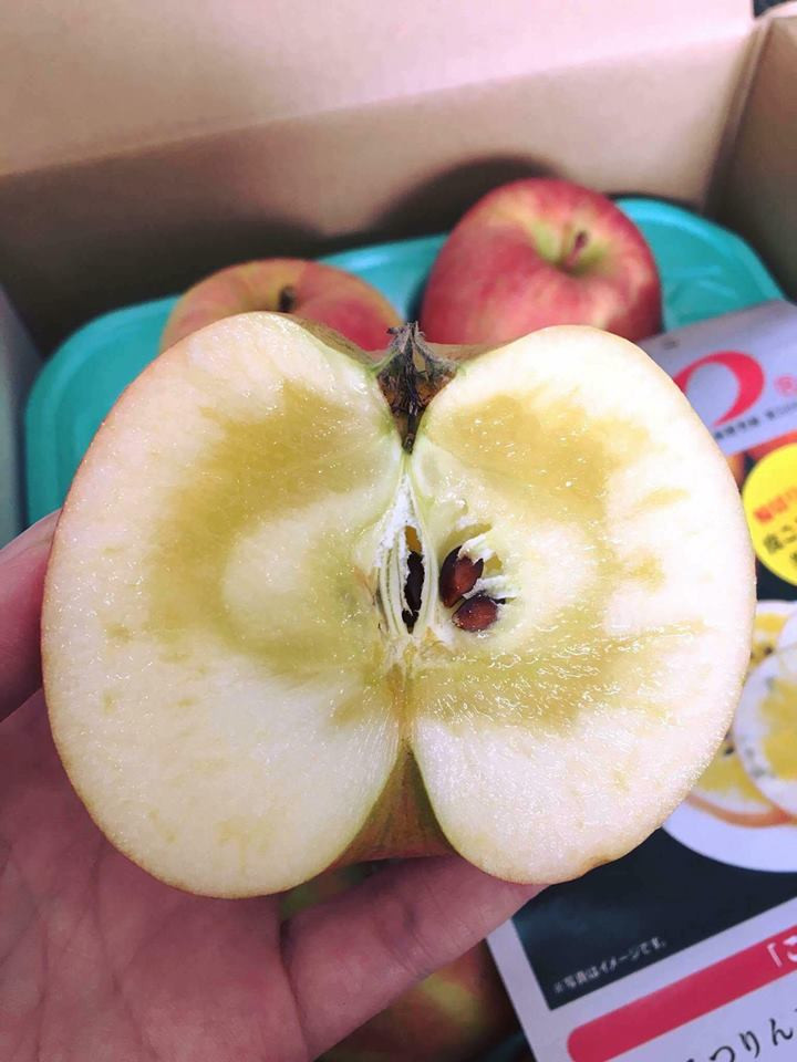 Phần lõi chứa mật có hình dáng lạ mắt, trong veo khiến nó có tên gọi là táo mặt trời. Ảnh: Vinfruits.