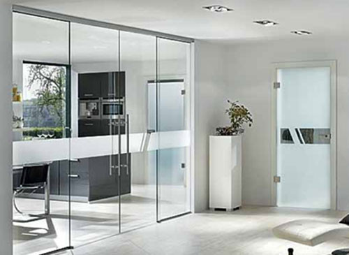 Cửa kính cường lực có độ an toàn cao, lấy ánh sáng tự nhiên tạo không gian nhà luôn sáng. Ảnh: Kinhcuongluc.