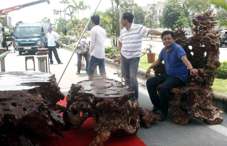 Không ít người đã phải dừng chân ngắm nghía, xin phép được ngồi thử, chụp ảnh lưu niệm cùng với bộ bàn ghế độc nhất vô nhị.