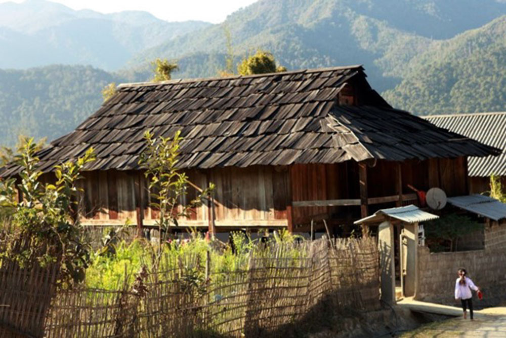 Để dựng được ngôi nhà bằng gỗ pơ mu, người dân phải tích cóp nhiều năm. Ảnh: Phanhoailam.